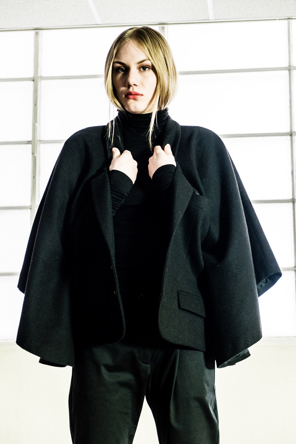 Tailored cape coat ‘Charlie’ of black wool - Studio EVA D.